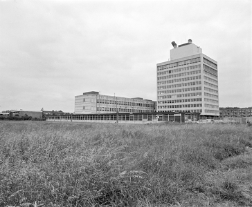 855802 Gezicht op het hoofdkantoor van PTT Telecom, district Utrecht (Burgemeester Fockema Andreaelaan 15) te Utrecht, ...